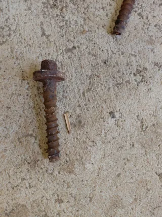 Tornillo de Vía de Tren Antiguo