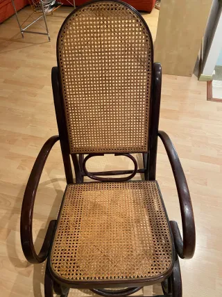 Mecedora de madera y mimbre