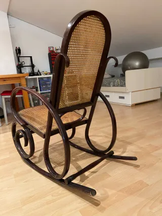 Mecedora de madera y mimbre