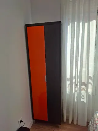 Mueble zapatero naranja y negro