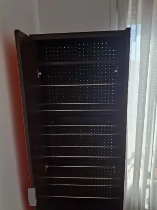 Mueble zapatero naranja y negro