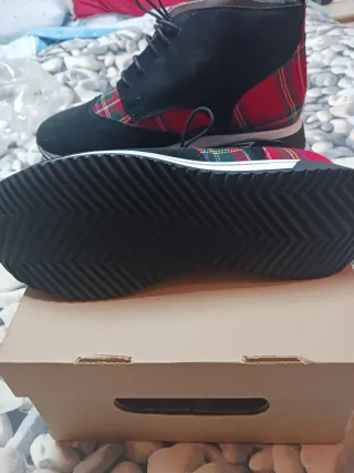 Botines negros y rojos talla 38