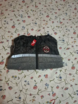 Chaqueta sin manga gris y roja