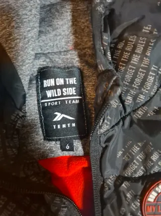 Chaqueta sin manga gris y roja