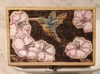 Caja de madera pirograbada con colibrí y flores