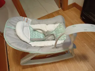 Silla mecedora bebé con vibración.