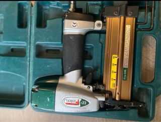 Compresor de aire y pistola de clavos