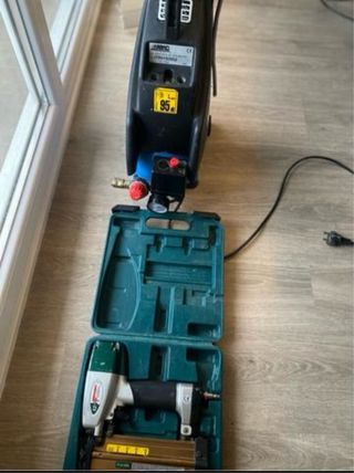 Compresor de aire y pistola de clavos