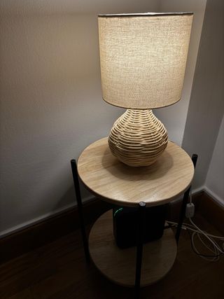 Mesa auxiliar JYSK con lámpara de mimbre