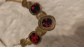 Collar dorado con piedras burdeos