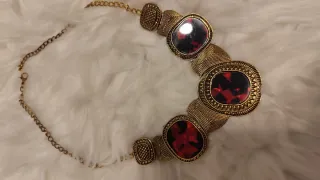 Collar dorado con piedras burdeos