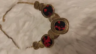 Collar dorado con piedras burdeos