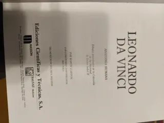Libro de anatomía humana con dibujos de Leonardo