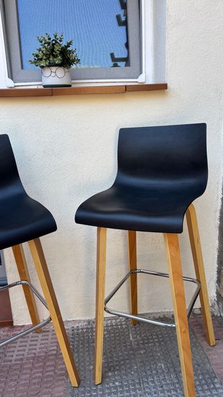 Dos banquetas altas negras y madera