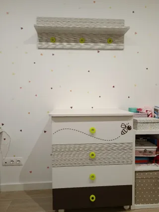 Cómoda y estantería infantil
