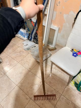 Rastrillo de jardín de madera