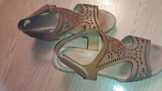 Sandalias tacón bajo marrones cómodas