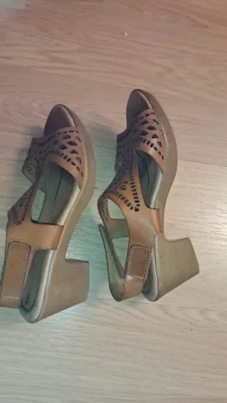 Sandalias tacón bajo marrones cómodas