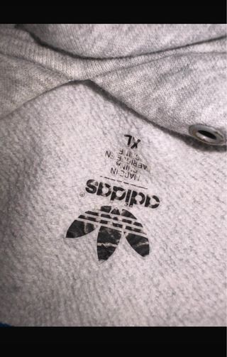 Sudadera Adidas Gris con Logo Tiene uso
