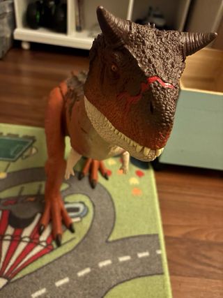 Dinosaurio de juguete grande