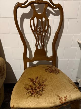 Mueble de salón de madera y cristal. Mesa y sillas