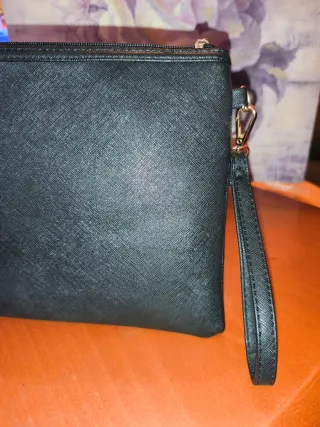 Bolso de mano negro con correa