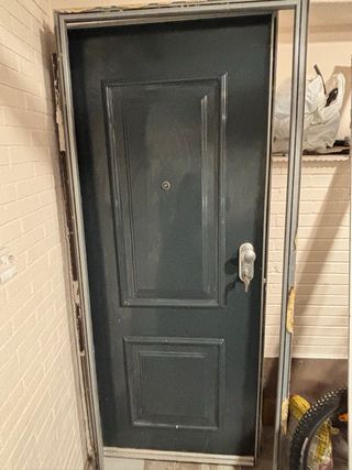 Puerta de casa con pomo y llaves