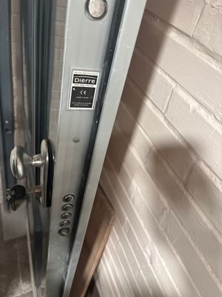 Puerta de casa con pomo y llaves