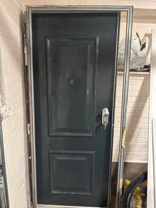 Puerta de casa con pomo y llaves