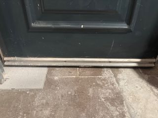 Puerta de casa con pomo y llaves