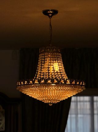 Lámpara de araña de cristal dorada