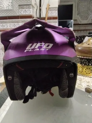 Casco de moto morado UFO Plast