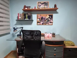 Escritorio cristal y madera con estanterías