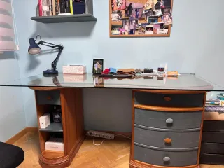 Escritorio cristal y madera con estanterías