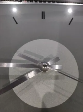 Reloj de pared cuadrado moderno