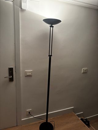 Lámpara de pie negra salón