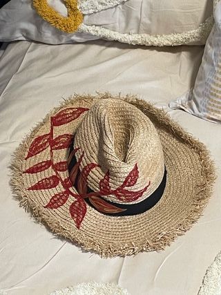 Sombrero de playa beige con diseño floral