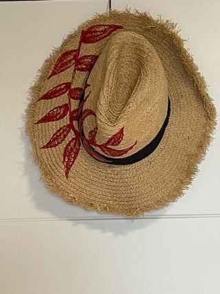 Sombrero de playa beige con diseño floral
