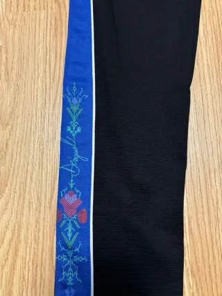 Leggings negros con detalle floral azul