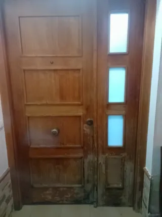 Puerta de madera dos hojas una más grande que otra