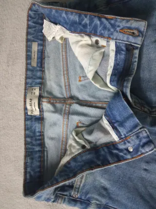 Pantalones vaqueros azules básicos.