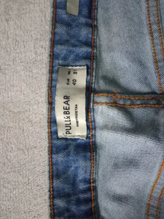 Pantalones vaqueros azules básicos.