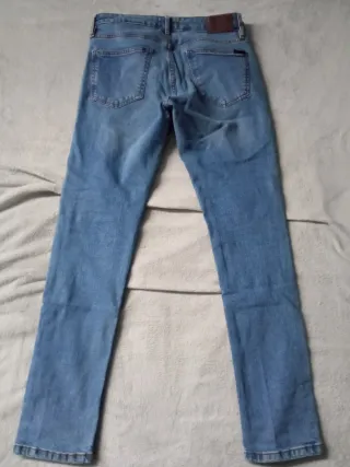 Pantalones vaqueros azules básicos.