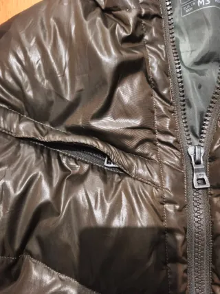 Plumas marrón con capucha y 4 bolsillos