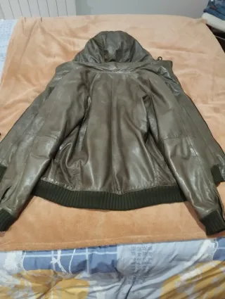 Cazadora de cuero con capucha