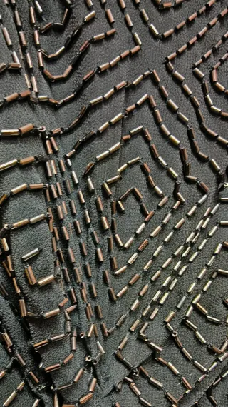 Vestido de fiesta, corto y gris con pedrería.