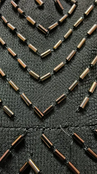 Vestido de fiesta, corto y gris con pedrería.