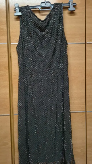 Vestido de fiesta, corto y gris con pedrería.