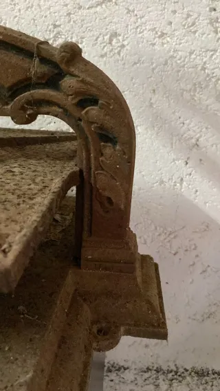 Prensa de libros antigua de hierro fundido