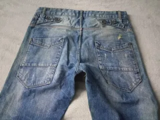 Pantalones vaqueros desgastados